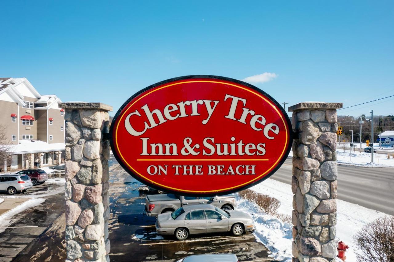 Cherry Tree Inn & Suites Traverse City Exterior foto