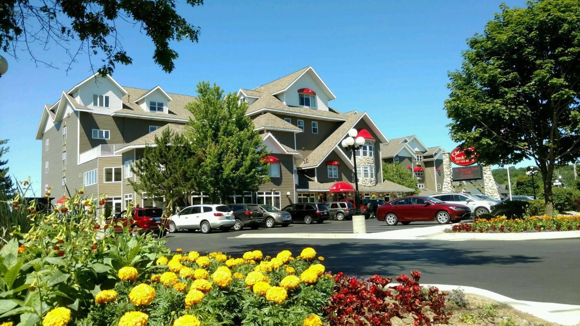 Cherry Tree Inn & Suites Traverse City Exterior foto